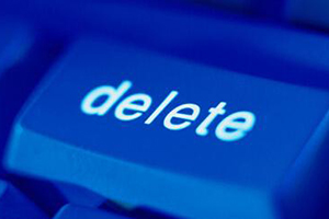 执行delete命令批量删除了10万条数据，数据库空间为什么没变？